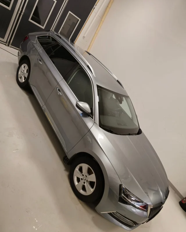 Väldigt grisig Skoda... men blev fin till slut 😊
Vinterskor på dessutom! 

📧 info@re-shine.se
.
.
.
#BilvårdSverige
#ReshineCarCare
#ReshineBilvård
#Reshine
#ProfessionalDetailers
#Bilvård
#CleanCar
#ReshineBilvårdsprodukter
#Rekond
#Rekondsverige